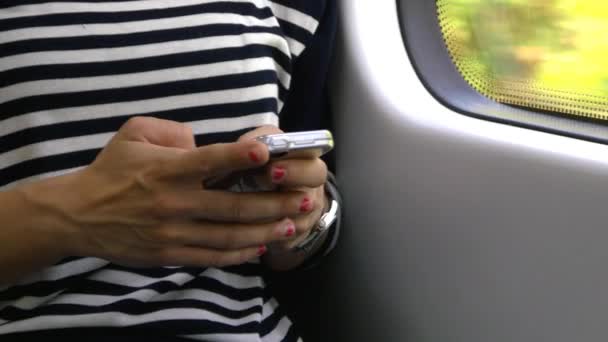 Mujer con smartphone en tren — Vídeo de stock