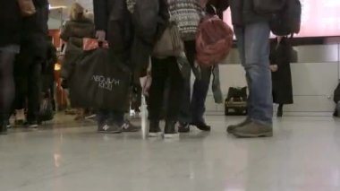 Commuters çalışmak için yürüyüş bacaklar