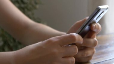  Cep telefonu kullanan kadın