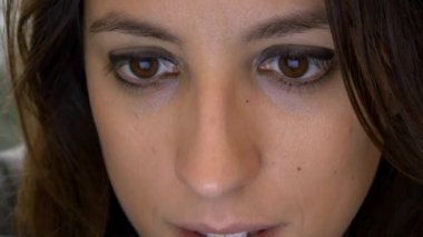  Tablet kullanan kadın