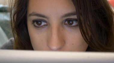  Tablet kullanan kadın