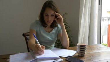 Faturalar için endişelenen kadın