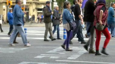 Barcelona sokaklarında izlerken polis