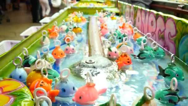 Canards en caoutchouc flottant dans la table de jeu — Video