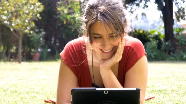 Mujer usando tableta digital — Vídeos de Stock