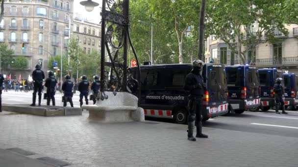 Polisen tittar på gatorna i Barcelona — Stockvideo