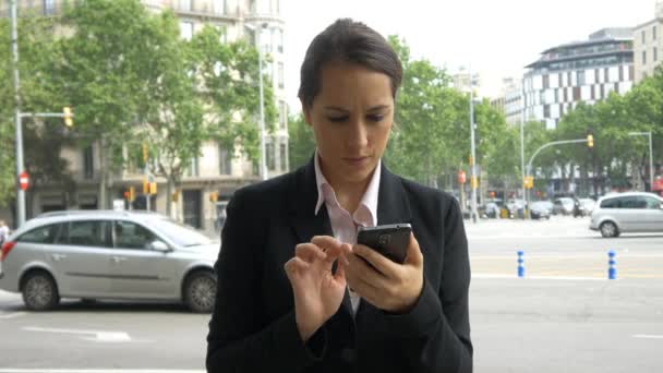 Zakelijke vrouw met behulp van mobiele telefoon — Stockvideo