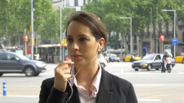 Mujer de negocios hablando por teléfono móvil — Vídeo de stock