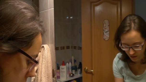 浴室で手を洗う女性 — ストック動画