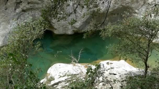 Río de montaña y cascada — Vídeos de Stock
