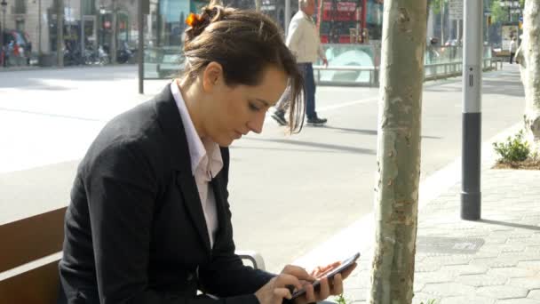 Zakelijke vrouw met behulp van mobiele telefoon — Stockvideo