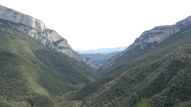 Paisaje de montaña con valle verde — Vídeos de Stock