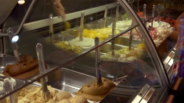 Εργαζόμενος λαμβάνοντας παγωτό σε καφετέρια — Αρχείο Βίντεο