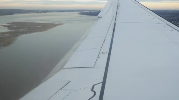 Крыло самолета на фоне неба — стоковое видео