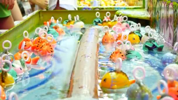 Gummi-Enten schwimmen im Spieltisch — Stockvideo