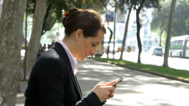 Mujer de negocios usando teléfono móvil — Vídeo de stock