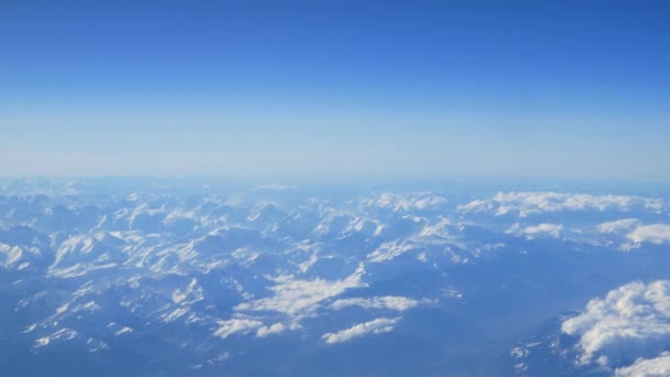 Schneebedeckte Berge bei Sonnenaufgang — Stockvideo