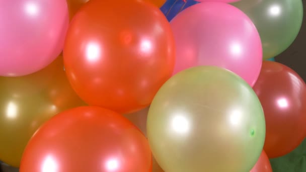 Joyeux anniversaire ballons colorés 