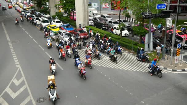 Verkeersopstopping in centrum van de stad — Stockvideo