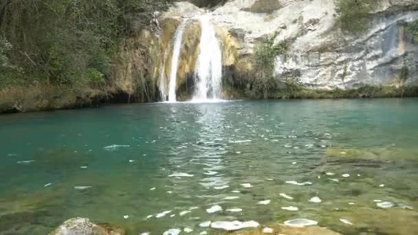Гірська річка і водоспад — стокове відео