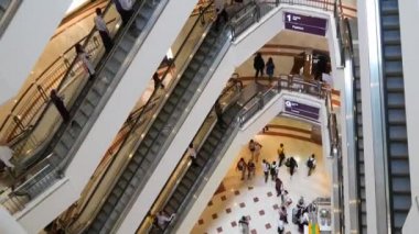 İnsanlar ile alışveriş merkezinde yürüyen merdiven 