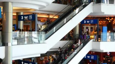 İnsanlar ile alışveriş merkezinde yürüyen merdiven 