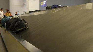 Varış kemerinde hareketli Bagaj çanta