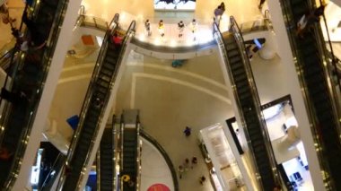 İnsanlar ile alışveriş merkezinde yürüyen merdiven 