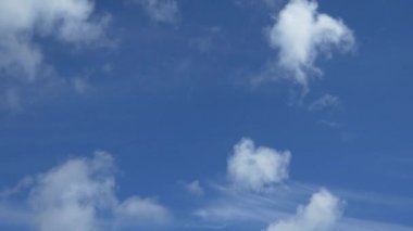  Mavi gökyüzünde beyaz bulutlar