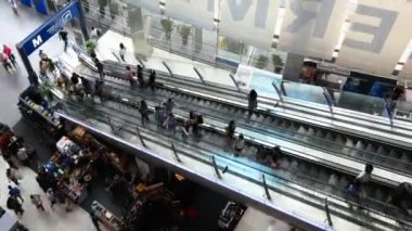İnsanlar ile alışveriş merkezinde yürüyen merdiven 