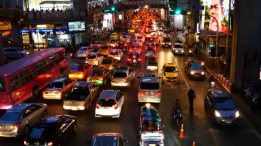 Şehir merkezinde trafik sıkışıklığı