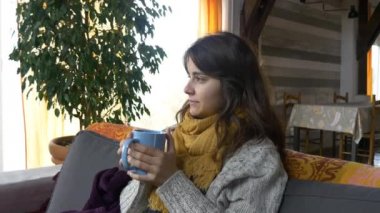 hasta kadın sıcak sıvı içme