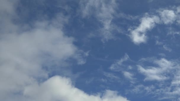 Witte wolken op blauwe lucht — Stockvideo