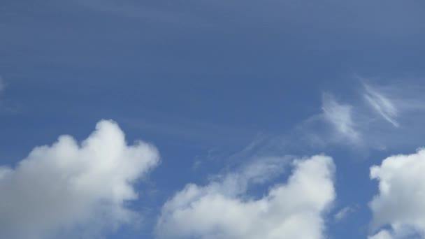 Białe chmury na błękitnym niebie — Wideo stockowe