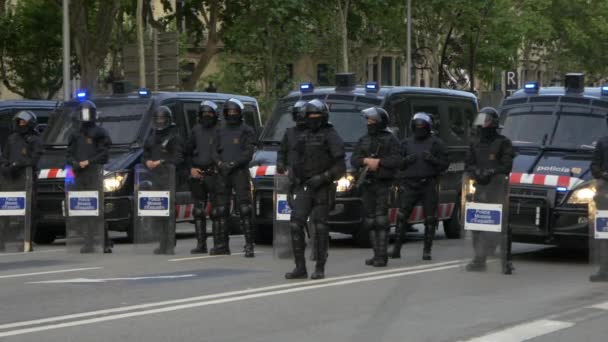 Polizei beobachtet die Straßen von Barcelona — Stockvideo