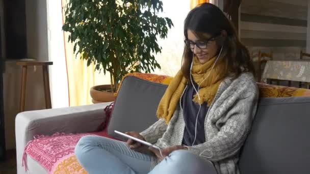 Vrouw die tablet gebruikt — Stockvideo