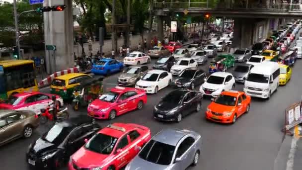 Dopravní zácpa v centru města — Stock video