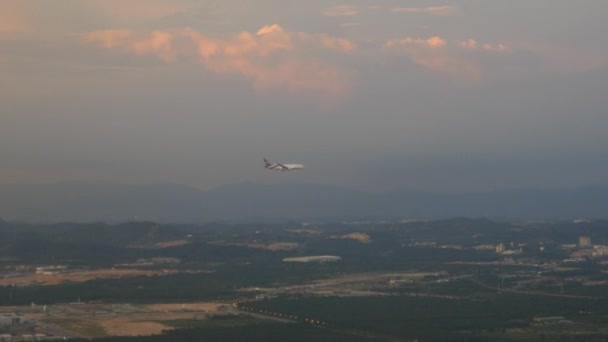 Αεροπλάνο που πετά στο ηλιοβασίλεμα ουρανό — Αρχείο Βίντεο