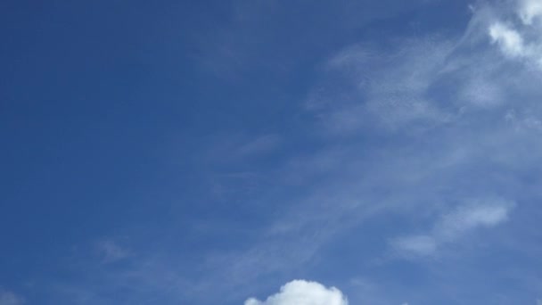 Nuages se déplaçant sur le ciel bleu 