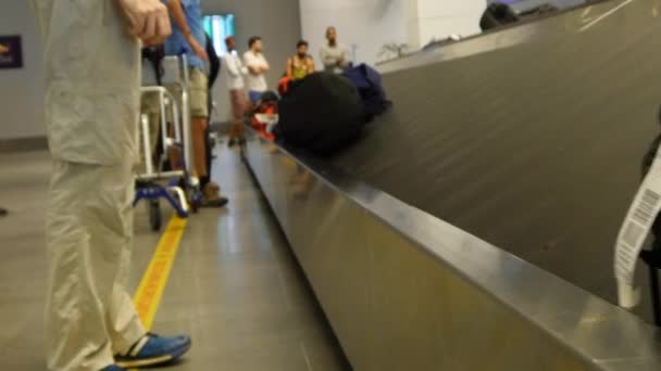 Bolsas de equipaje en movimiento en el cinturón de llegada — Vídeos de Stock