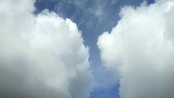Білі хмари на блакитному небі — стокове відео