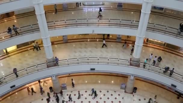 Rolltreppen in Einkaufszentrum mit Menschen — Stockvideo