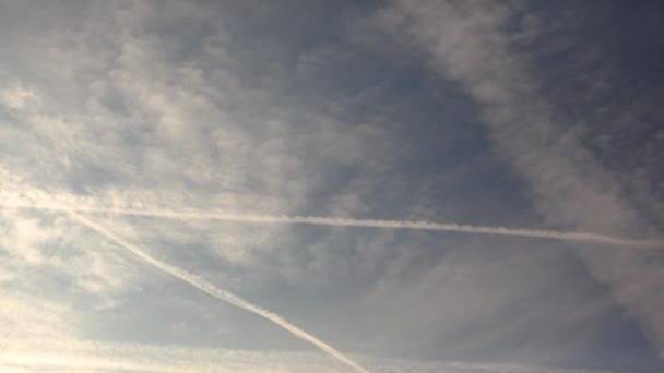 Flygplan stigar i himlen — Stockvideo