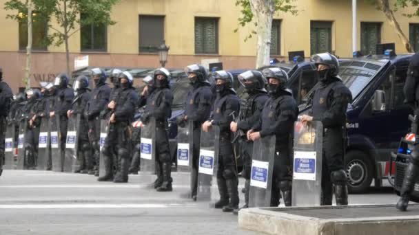Polisen tittar på gatorna i Barcelona — Stockvideo