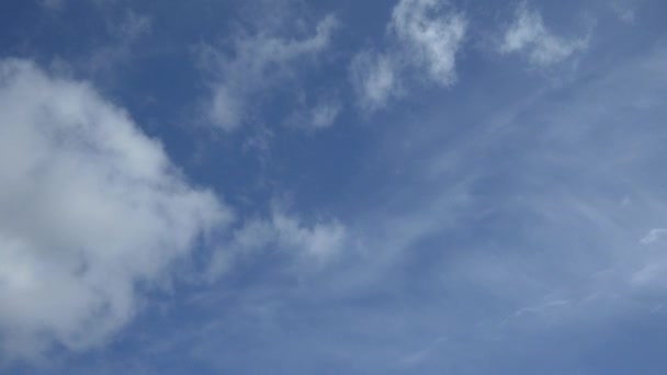 Nubes blancas en el cielo azul — Vídeo de stock