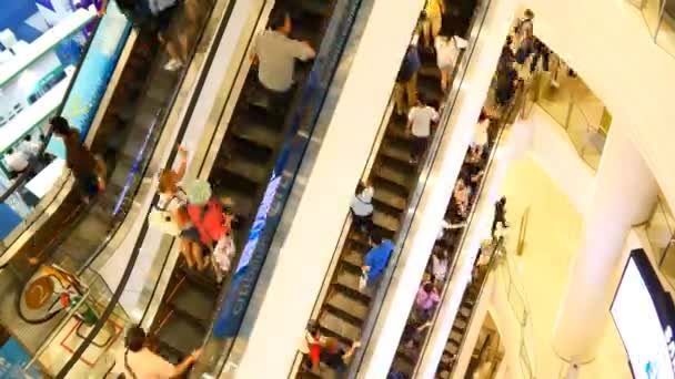 Rulltrappa i köpcentret med människor — Stockvideo
