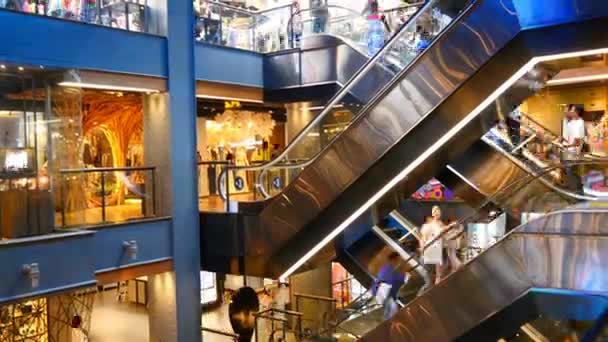Rolltreppen in Einkaufszentrum mit Menschen — Stockvideo