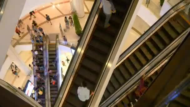 Roltrappen in winkelcentrum met mensen — Stockvideo