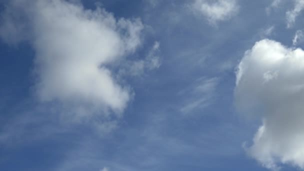 Nuvens movendo-se no céu azul — Vídeo de Stock