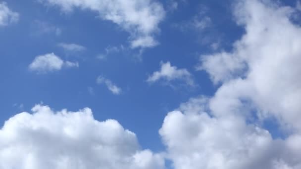 Άσπρα σύννεφα στον γαλάζιο ουρανό — Αρχείο Βίντεο